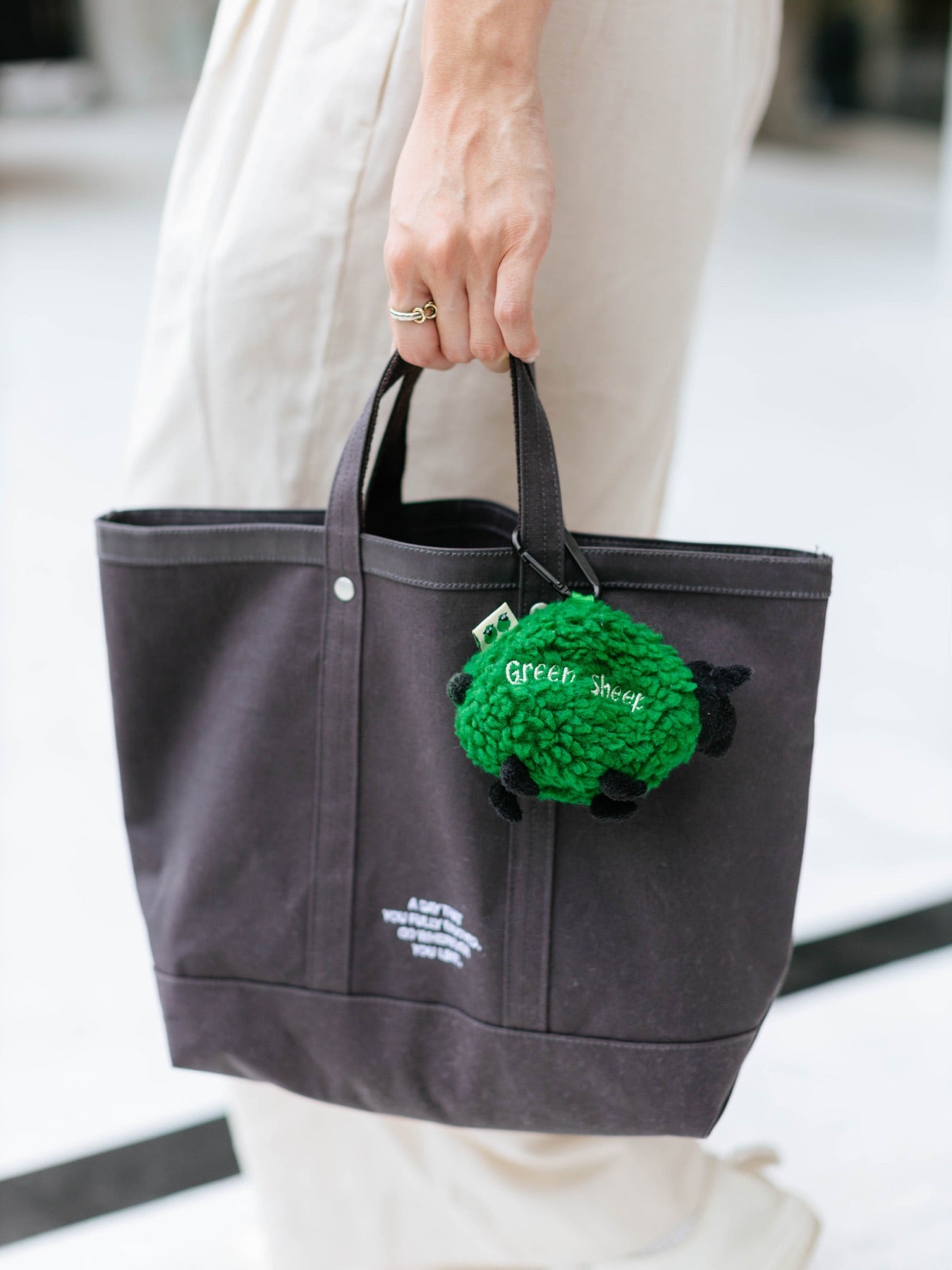 ヒツジのマナー袋入れ(POOP BAG HOLDER)