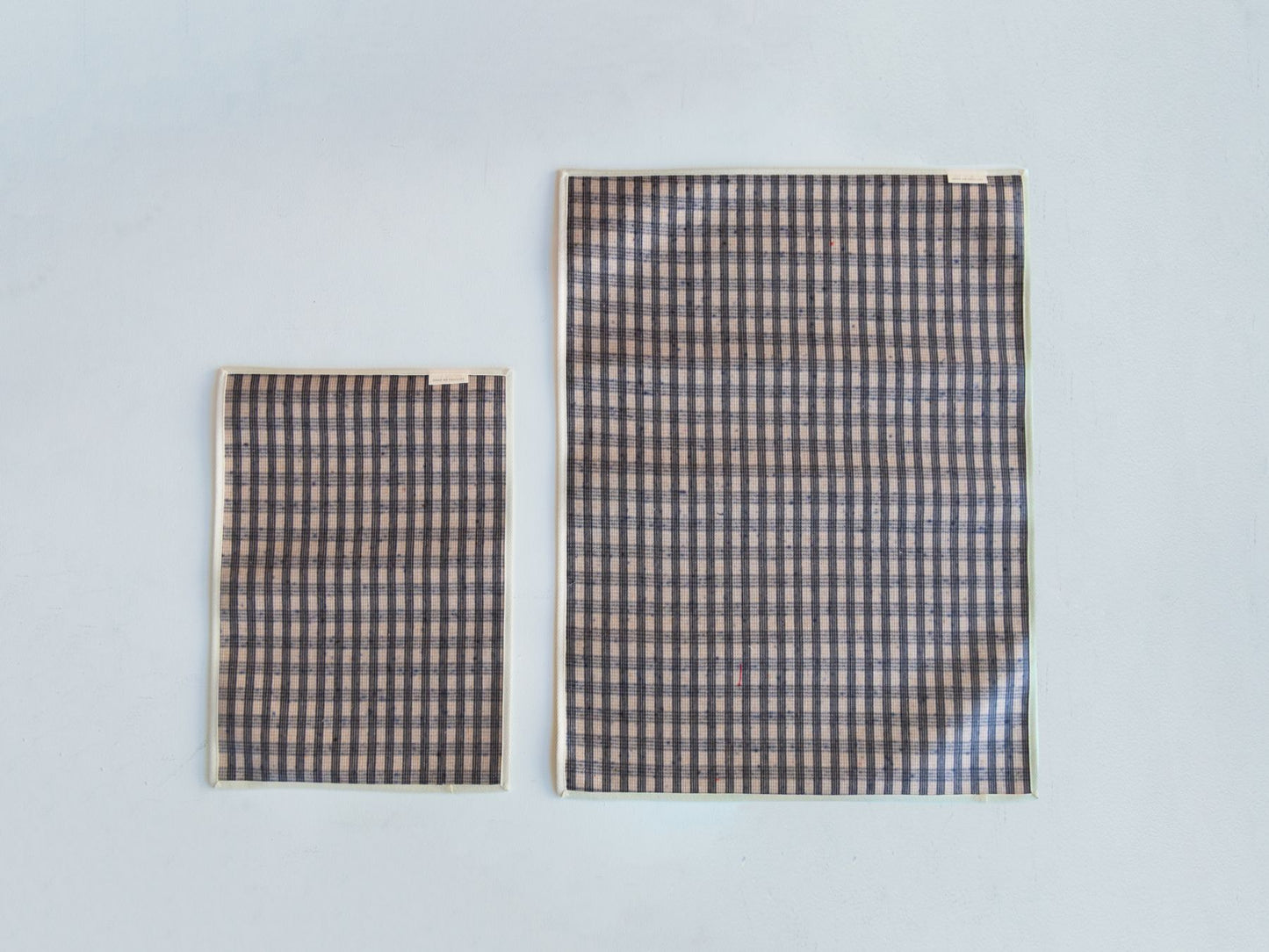 サイズ比較【S】50cm×35cm　【L】75cm×55cm
<br>
※写真は裏面です。