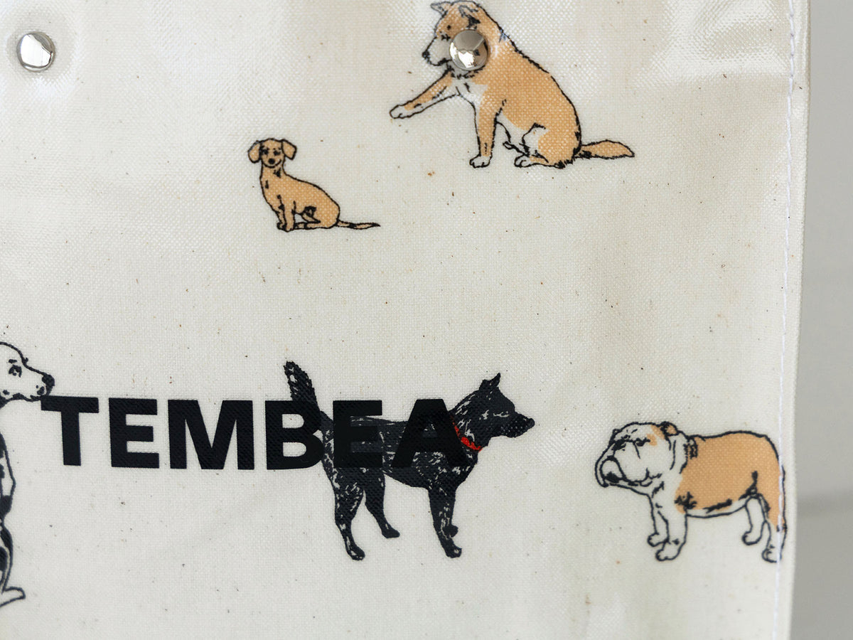 生地の寄り。<br>
ロゴと犬柄が重なっている場合もあります。