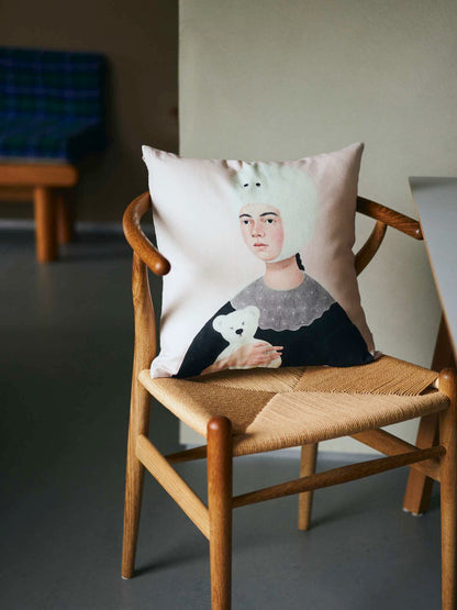 坂巻弓華 オリジナルクッションカバー／変なお姉さま。「私は雪の妖精の生まれ変わりよ」なんて言い出して。
