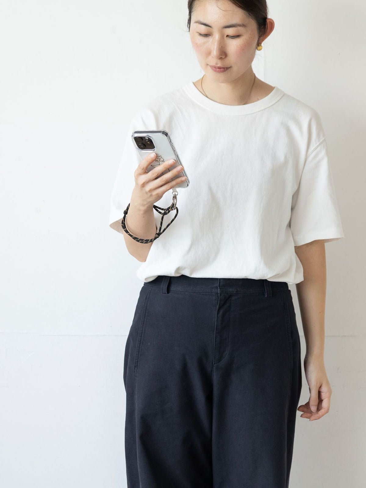 細いコードのみを使用し、ハンドストラップにしたとき。<br>こちらのコードは長さ調節はできません。