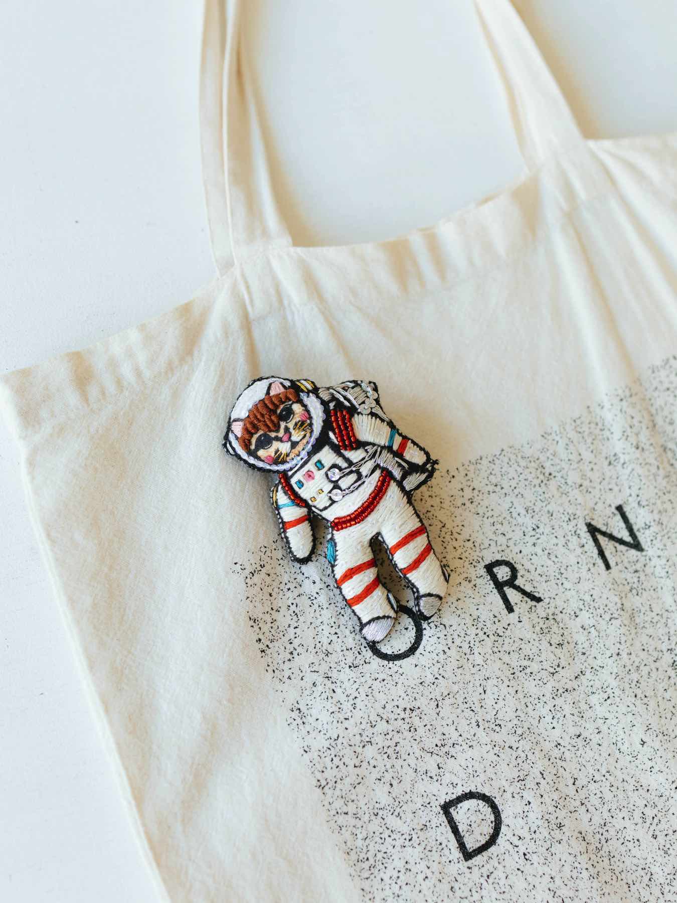 tamaoworld 刺繍チャームブローチ
