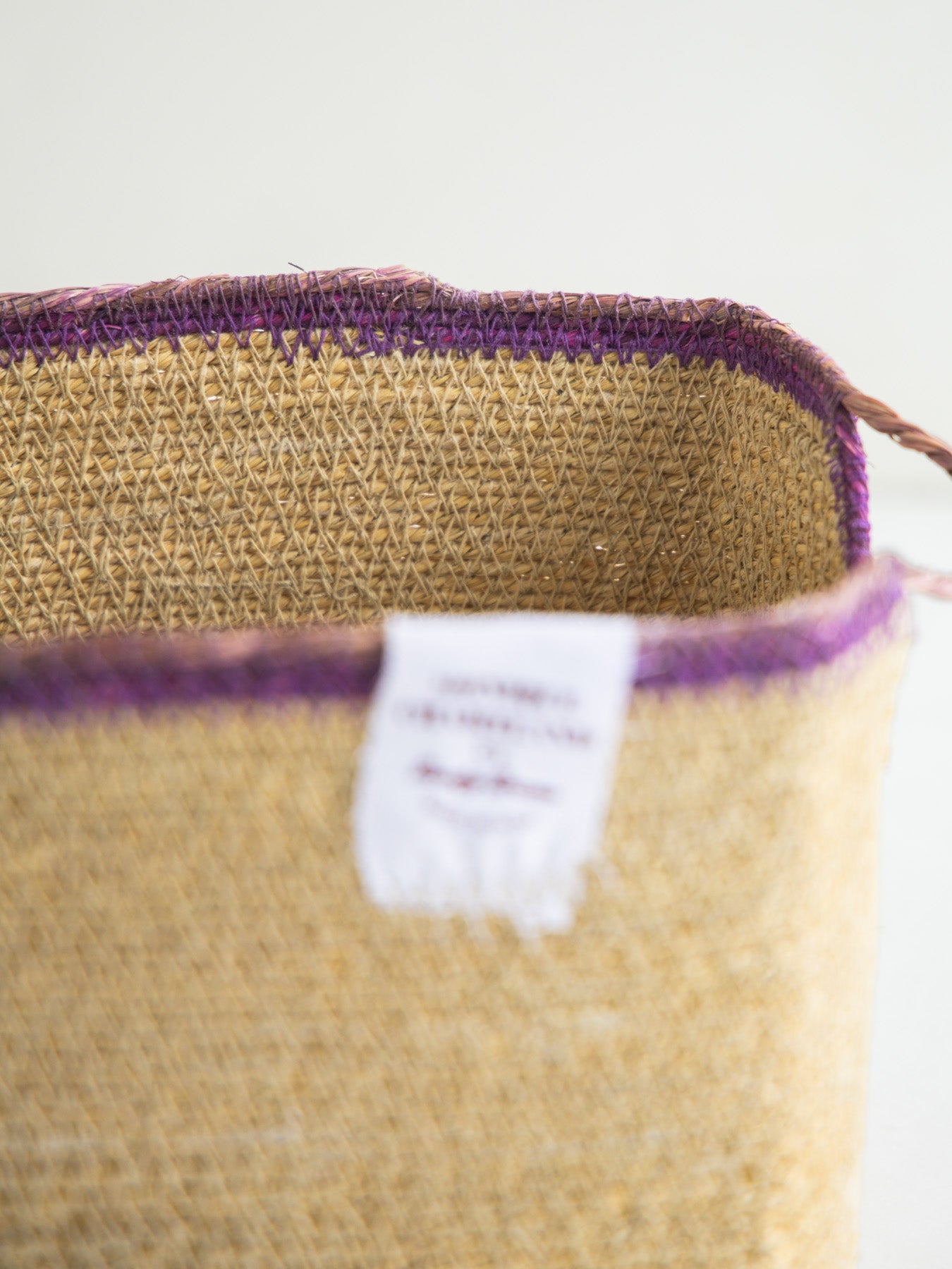 縁の編み終わり部分に段差あり