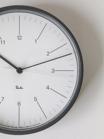 RIKI STEEL CLOCK 電波スイープ式 細数字指標／ダークグレー