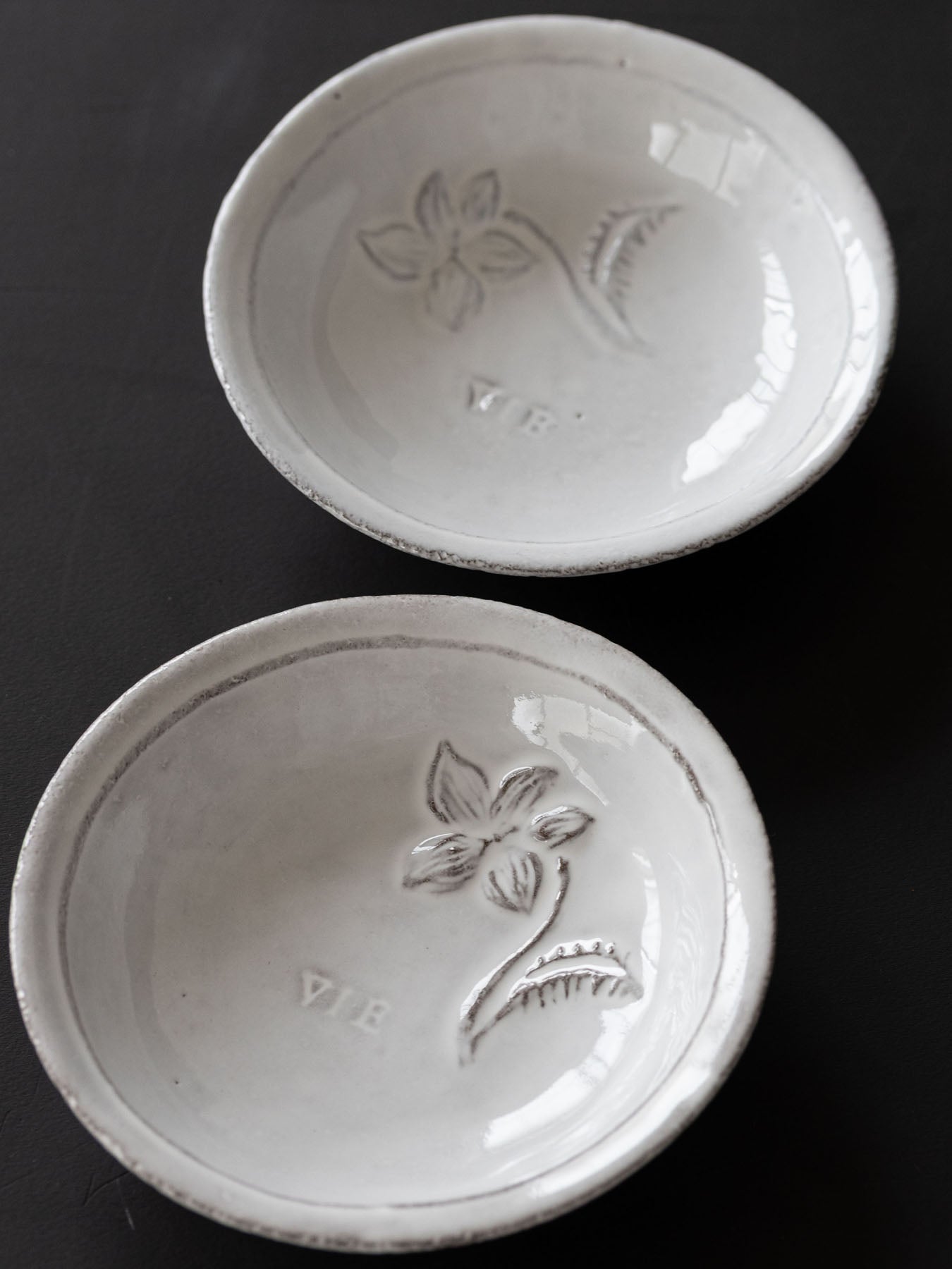 花の位置や模様の出方の個体差の例（スモールディッシュ 11cm）