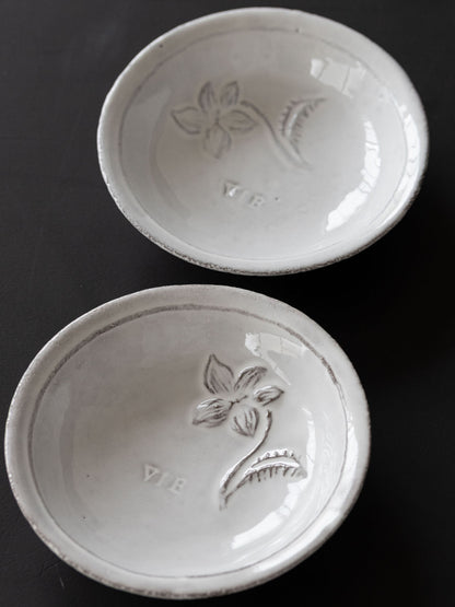 花の位置や模様の出方の個体差の例（スモールディッシュ 11cm）