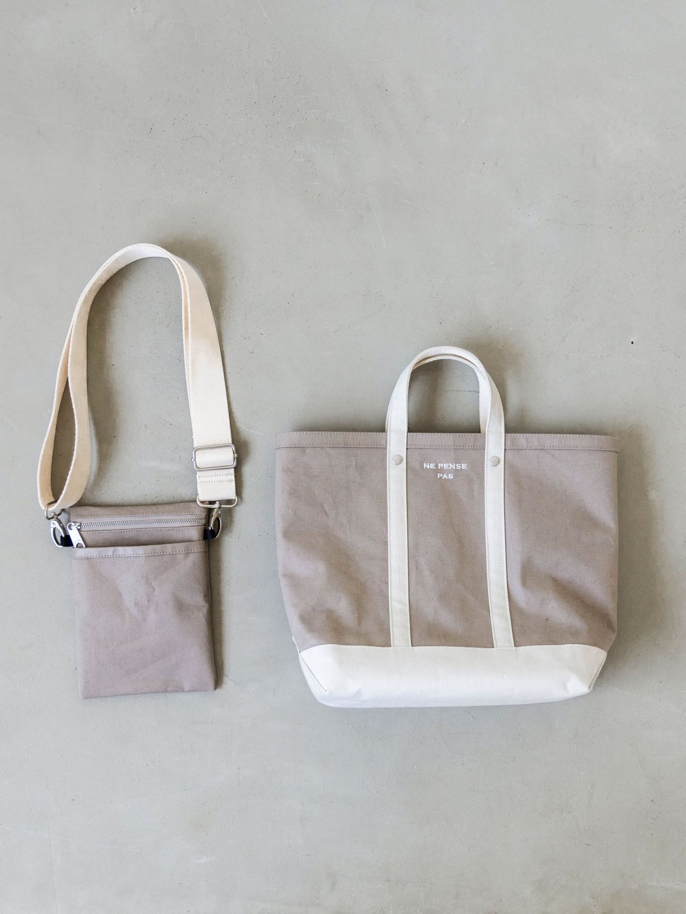 GRAY×NATURALのストラップはナチュラル